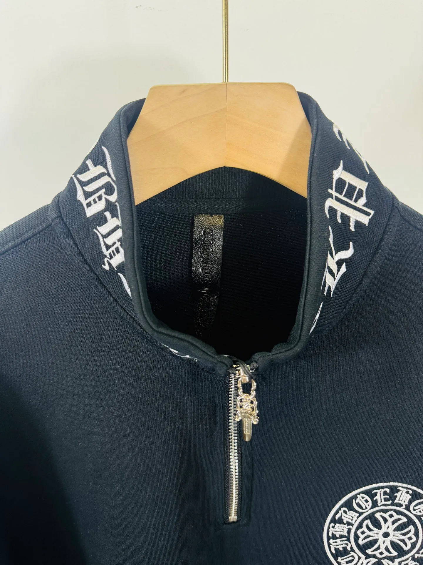 P290 top version, real shot without P, ​​different from market currency) 𝗖𝗵𝗿𝗼𝗺𝗲 𝗛𝗲𝗮𝗿𝘁𝘀/Cro Heart 2025 washed patch embroidery autumn and winter new original single counter American laser burnt 3D embroidery couple stand collar zipper casual sweatshirt 👑The highest version! Customized fabric 430g tripe terry fabric! American acid-washed and distressed original fabric laser burnt ✟appliqué embroidery and exquisite embroidery of letters! The best-selling model in the counter, very comfortable to wear. Accessories: original molded and authenticated collar label➕100% silk wash label. Genuine purchase-grade original hangtag➕matching hanging rope➕3D hanging beads➕original packaging bag. Craftsmanship: The original version has consistent wiring! The highest version of the armhole matching technique! Color: White Black Size: S M L XL Style Number: 25-379